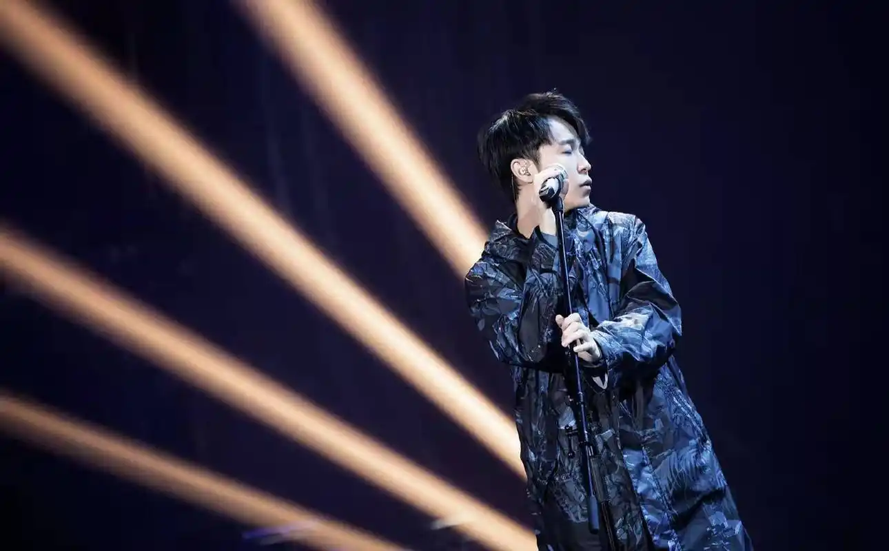 吴青峰:唱歌的韵味很好,舞台境界也很高