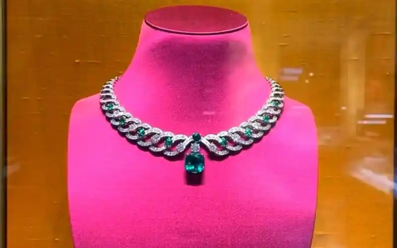 一起欣赏宝格丽祖母绿高级珠宝项链!