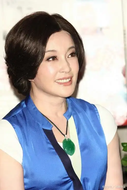 刘晓庆凭借着自己出色演技和迷人的外貌,一直是影视界的风云人物