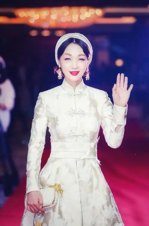 中国设计师熊英荣获年度最具人气时装设计师