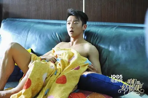 《咱们结婚吧》郑恺演帅气飞行员 与陈意涵对戏