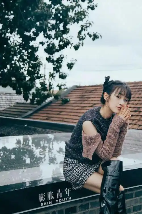 袁冰妍平时真是该好好休息了脸上的皮肤松弛的下垂感觉挺显老