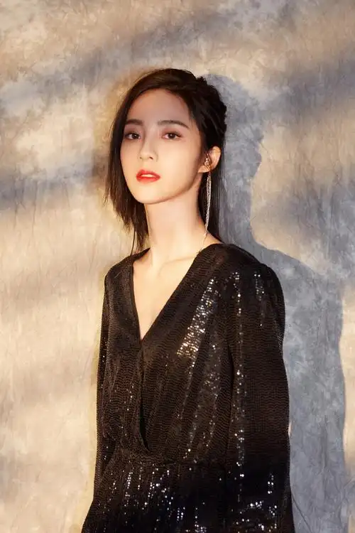 万鹏身穿黑色星光裙搭配碎钻流苏耳饰,获年度潜力电视剧演员荣誉