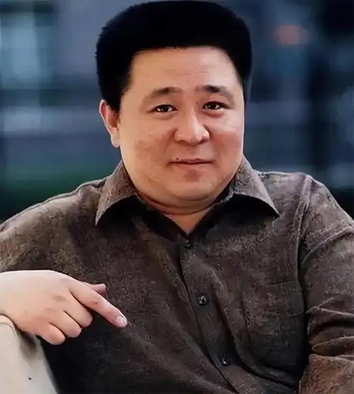 回顾著名演员梁冠华与妻子唐烨互相成就恩爱33年生活幸福甜蜜