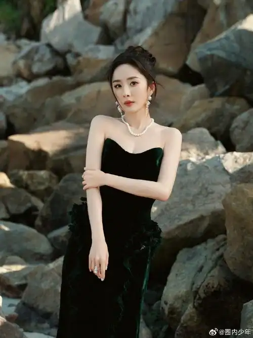 杨幂尖叫之夜第二套造型##杨幂墨绿色丝绒抹胸礼服