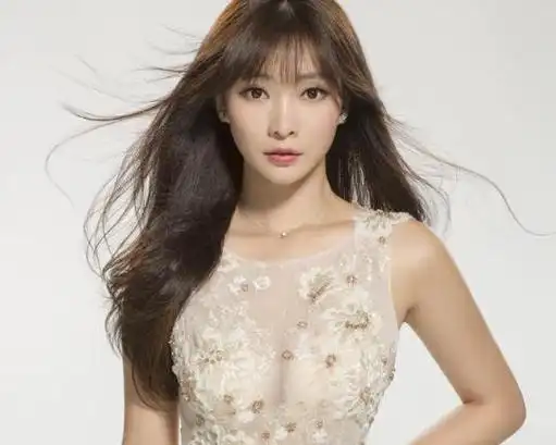 柳岩这造型真大胆但是也的确有料谁看了也顶不住啊