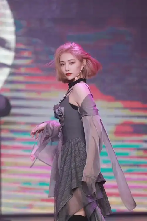 许佳琪舞台照好美