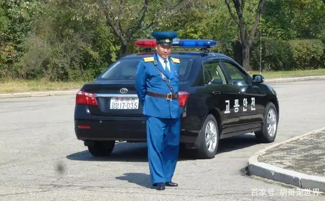图为朝鲜街头一名身材微胖的警察,旁边停着一辆警车.