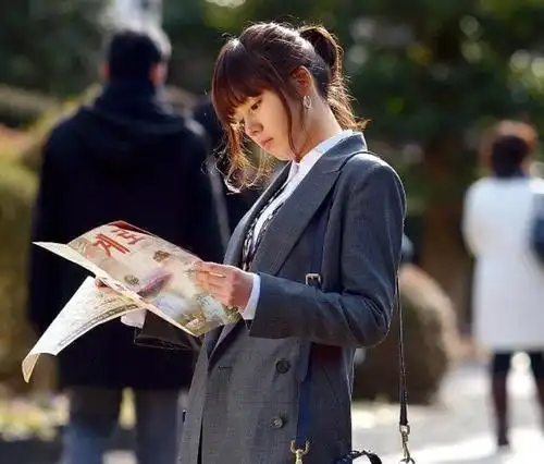 《黄手帕》中的赵善珠,为了家庭曾隐退多年,如今复出再成焦点