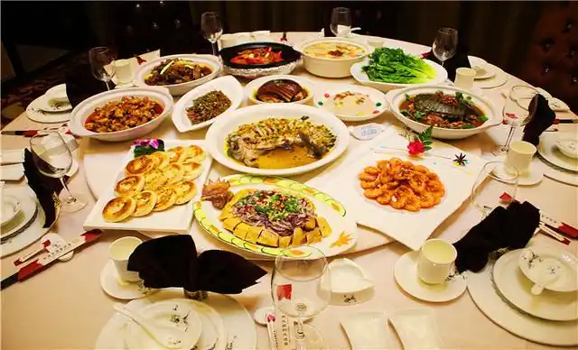 10人酒席套餐1桌,包间免费地址:桔城大道与沅江大道交汇处暂无评分