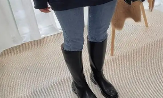 靴子不穿之前,擦干净,在阴凉通风的地方吹两天,把靴子里面的潮气散掉