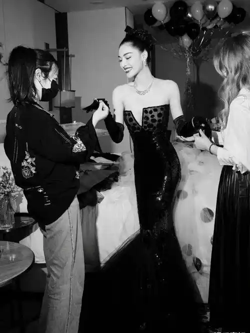 钟楚曦时尚芭莎慈善晚宴造型,抹身材鱼尾裙,复古盘发,红唇美妆_曲线