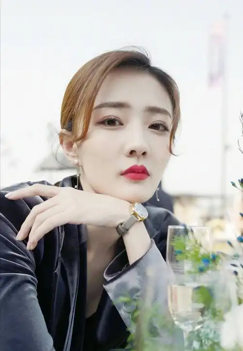 国字脸,大额头也好看的女明星,这4位必须有姓名