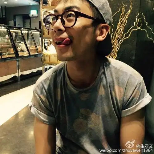 朱亚文身穿戏服自拍获得粉丝宝贝表白