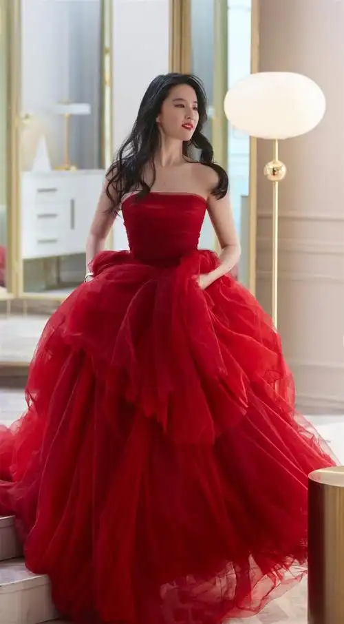 刘亦菲的新造型太成熟,艳红色抹胸礼服穿搭,尽显女人味十足