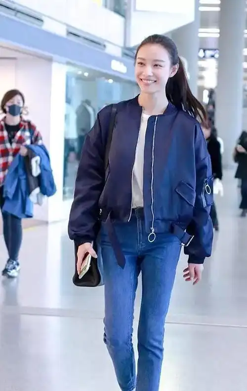 31岁倪妮真是有颜任性了,套着个"布袋"走机场,这腿真羡慕不来|街拍|穿