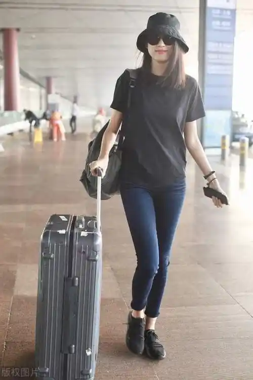 张梓琳不愧是世界小姐,穿金色吊带裙优雅端庄,高挑身材惹人羡慕