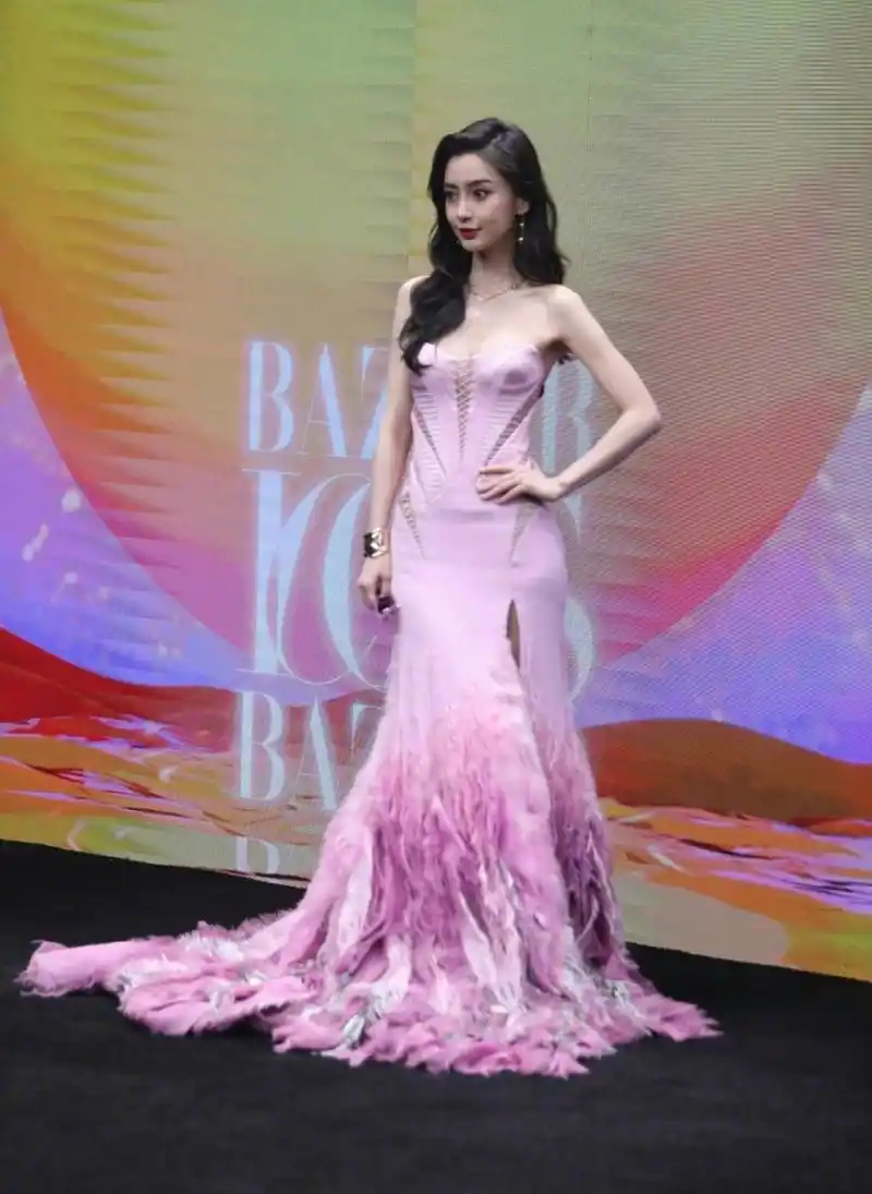 杨颖一袭粉色抹胸长裙,搭配大波浪长发,性感迷人!