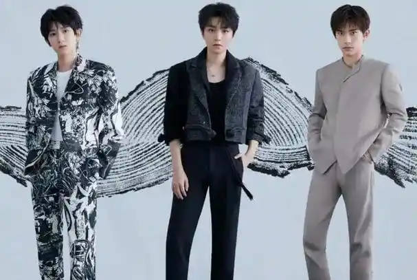 近日是tfboys的十周年演唱会,在前一天《时代》峰峻发了一张全家福