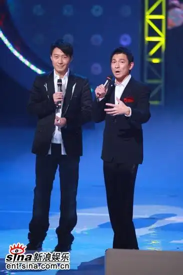 图文:刘德华黎明携手同台--黎明微笑倾听