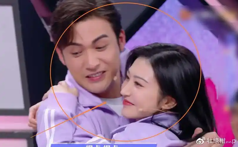 张彬彬景甜合体录综艺,不只上演仰卧起坐吻,玩游戏还抱得紧紧的