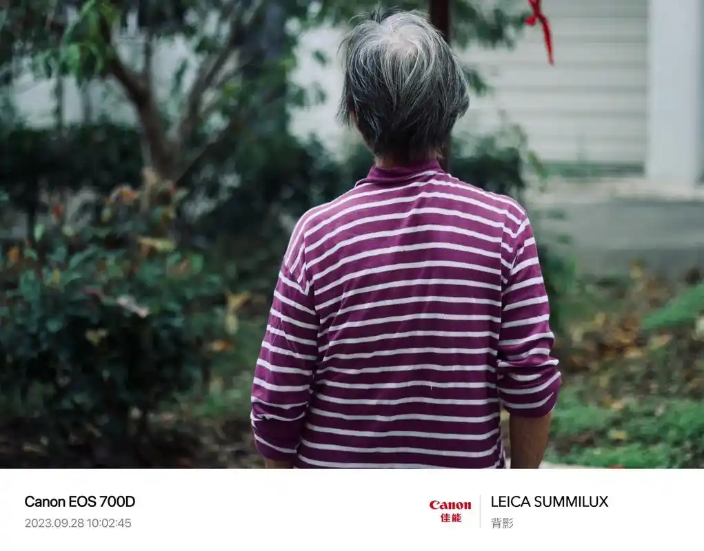 按下快门的瞬间 #奶奶的背影是多么孤独 摄影的意义就是让时 - 抖音