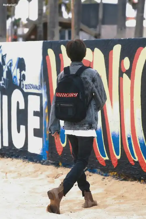 王源绿发背影照#王源背影照小合集9615让人感到安全感的宽肩后背