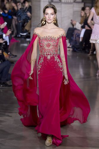 2023红色新娘结婚年会生日宴披肩晚礼服一字肩性感霸气走秀敬酒服