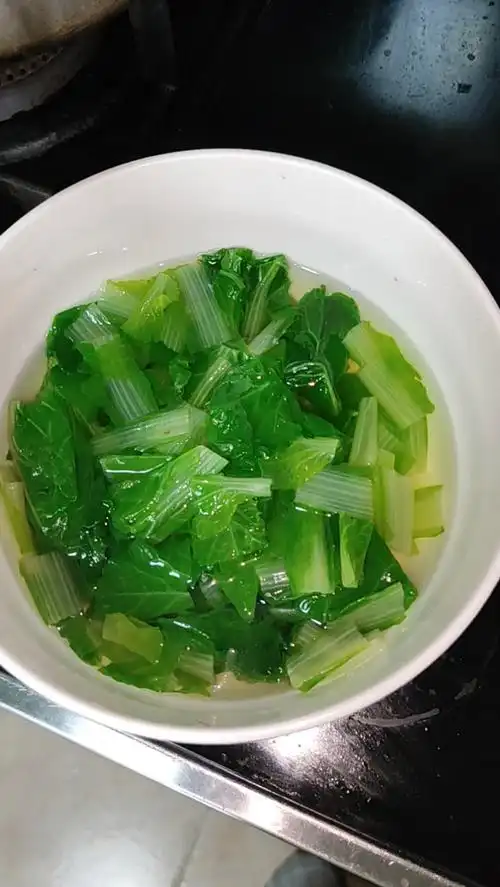 只放了食用盐的青菜汤,纯天然的味道.