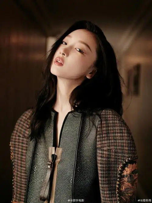 最近的周冬雨#两个字说好美,四字形容惊艳四方.