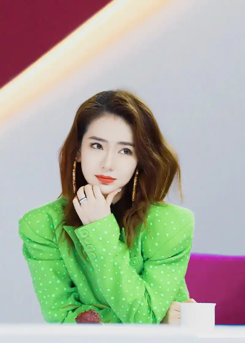 这一次戚薇荧光绿西装的造型其实远没有你晃眼看到的这么简单,没错,乍