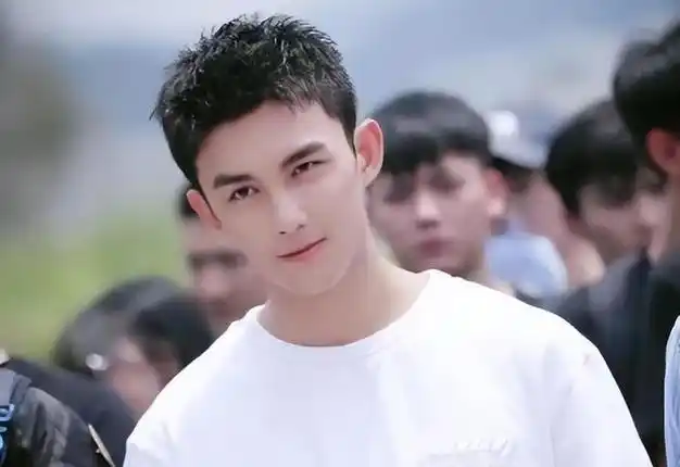 恋爱了吴磊和神秘女合照流出头发微湿超帅气女方捂脸似害羞