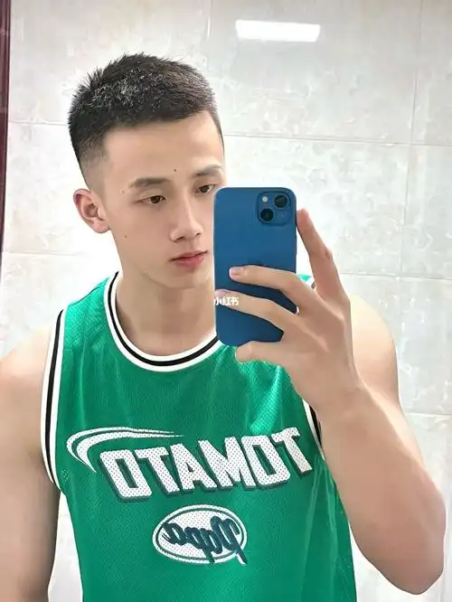 夏天清爽凉快最重要,头发等秋天再留嘿嘿#夏天  #寸头  #寸头男孩