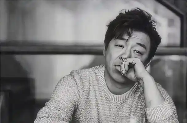 黄渤:草根崛起的影帝传奇黄渤是中国影坛上备受瞩目的演员之一,他的