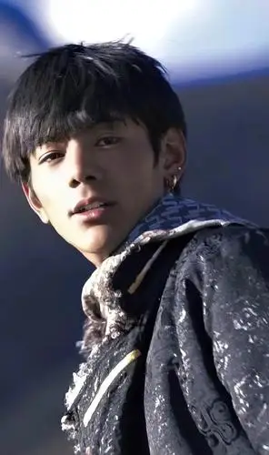 原创丁真受邀参加联合国演讲!穿笔挺西装成"总裁",换发型后仍帅气