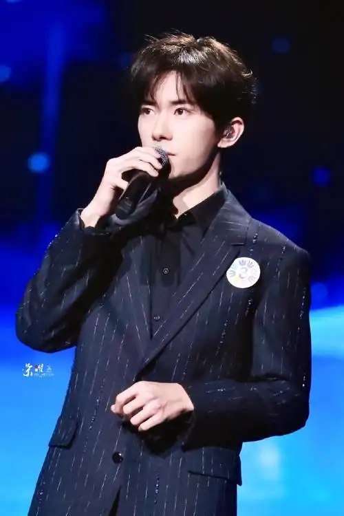 易烊千玺献唱不辞星海##易烊千玺于适同框照##易烊千玺不辞星海舞台