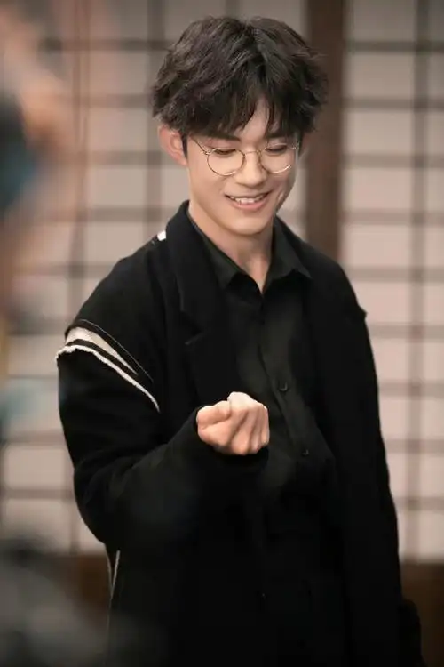 易烊千玺戴眼镜,四舍五入鲨了我 09@tfboys-易烊千玺#千玺代言天猫