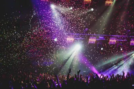 舞台上的摇滚音乐会上打鼓,烟雾缭绕,灯光戏剧化一个人在灯光背景上的