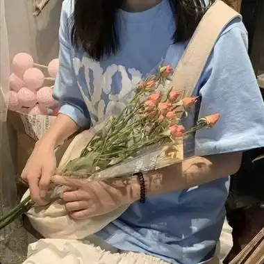 高清带鲜花女生头像图片