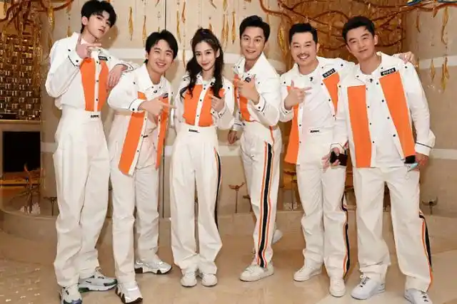 《奔跑吧8》关晓彤穿白纱,看清"新郎"是谁,不怕鹿晗吃醋吗?