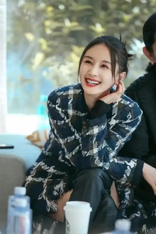 王子文低马尾盘发的简单扎法(可以学王子文的发型)(19)