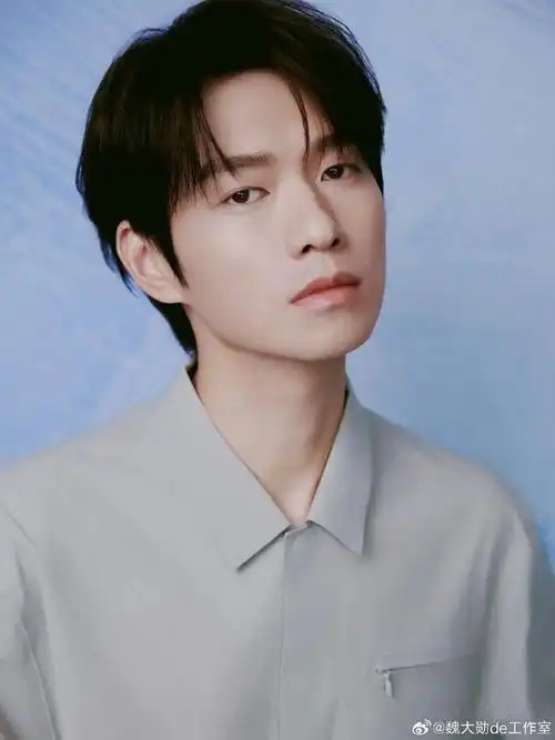 魏大勋今晚活动造型来了,帅的很清爽,衣服架子是这样的