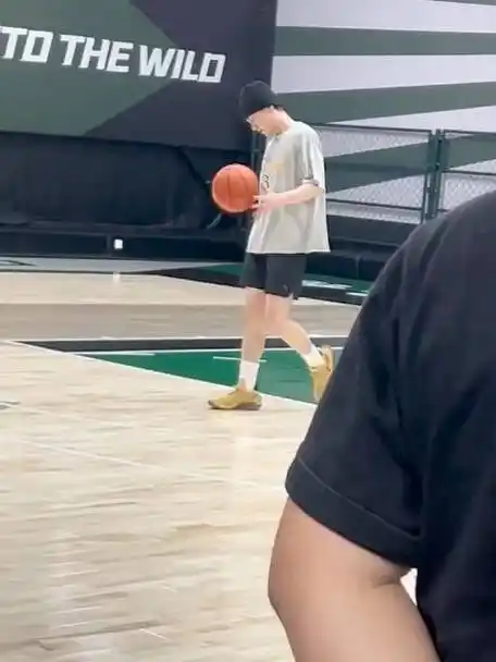 网友在重庆篮球馆偶遇小白打篮球,还说本人真的很帅,篮球也打得好