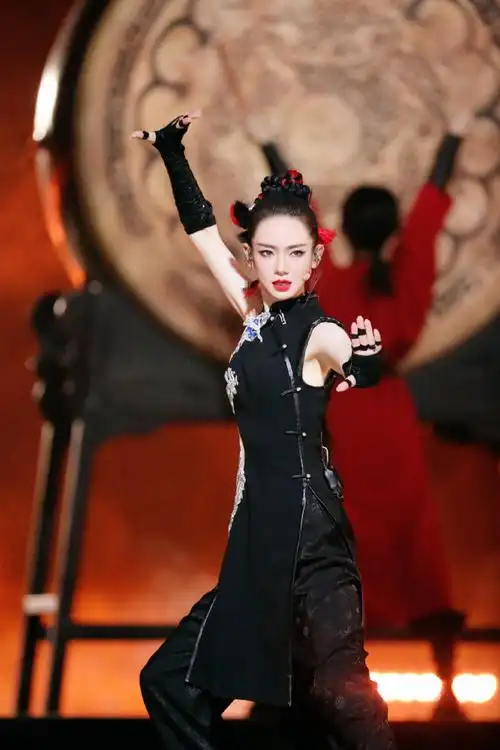 戚薇执扇好a#戚薇浪姐执扇旗袍造型真的是气场a到爆炸,好美好有够击