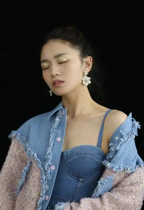 简介:黄英优雅时尚写真图片,分享一组黄英图片给大家,图中的明星图片