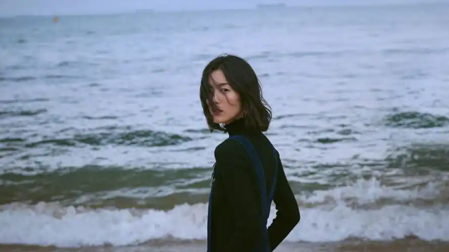 刘雯海边漫步晒美照,粉丝:"大表姐"身材太瘦了