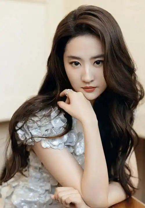 女明星刘亦菲时尚写真:芳华绝代,倾国倾城