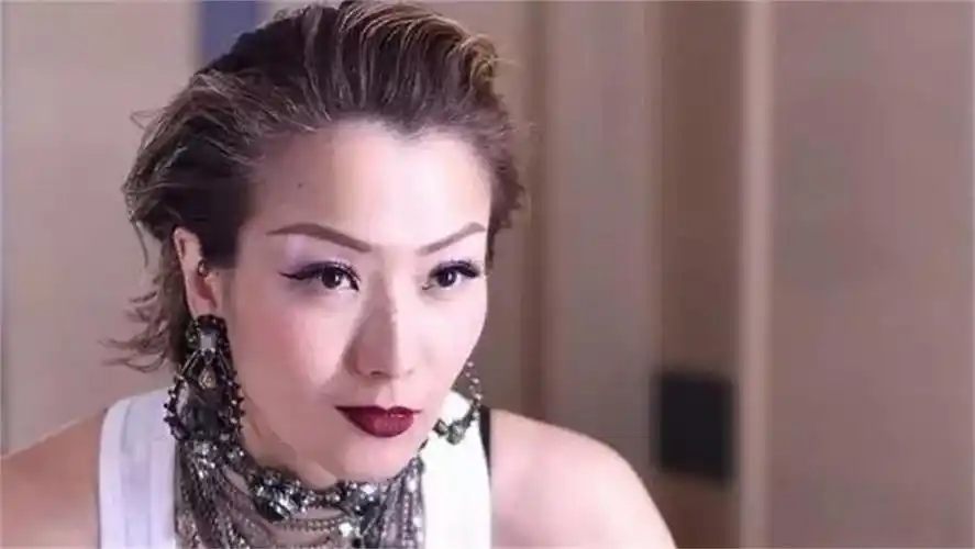 郑秀文邀请乐华七子到家做客,却把家具都蒙上白布!-娱乐视频-搜狐视频