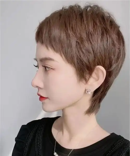 对于发型方面更喜欢能呈现出自我个性的短发