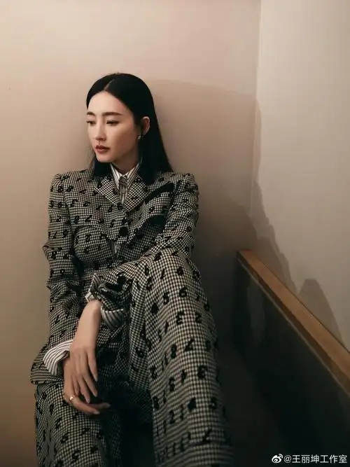 演员@王丽坤 携电视剧《经山历海》受邀出席 百年追寻……__财经头条